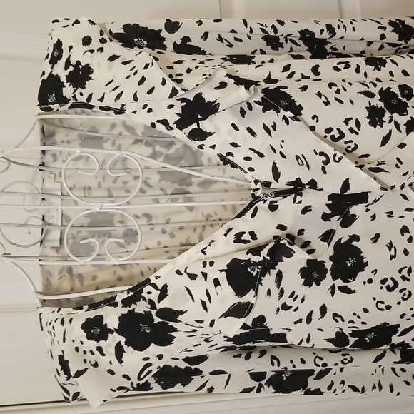 Pretty cream and black floral top - Picture 3 of 13